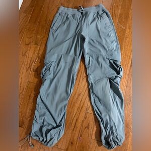 Lululemon so comfortable !! like new ,women’s lightweight cargo pants .